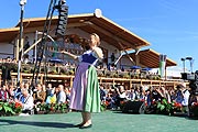 Wiesnwirtin Stephanie Kuffler vom Weinzelt erhielt das Ehrendirigat zum Bozener Bergsteigermarsch (©Foto: Martin Schmitz)